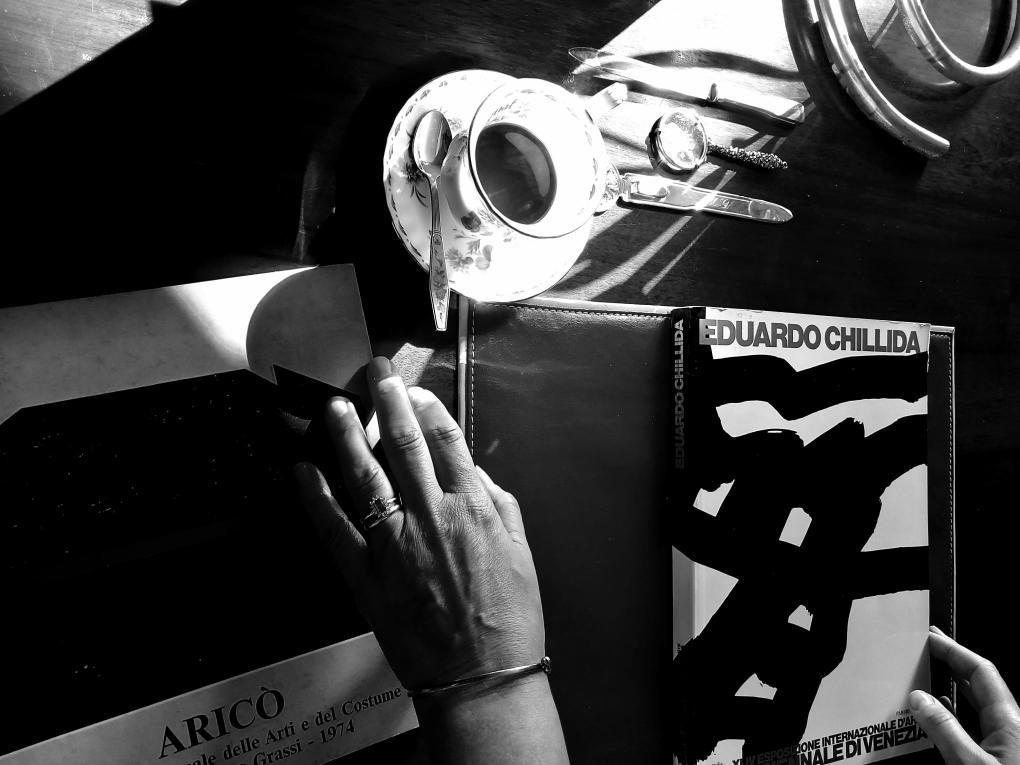 Il caffettino della domenica. La biblioteca racconta. Eduardo Chillida (Fabbri Editori, 1990). Il respiro dello spazio tra le pagine d’archivio
