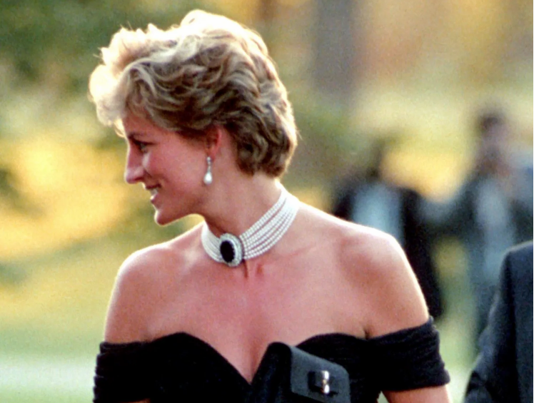 Oltre la tela: quando la haute couture diventa collezionismo d’autore. La storia del “vestito della vendetta”.